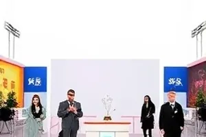 话题复盘现场：多屏并排展示的资讯与时间线版面